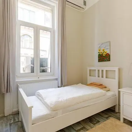 For Rent In Centre Apartment *